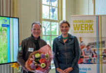 Wethouder van Heerikhuize feliciteert Landschap Noord-Holland met 90-jarig jubileum tijdens partnerbijeenkomst Vrijwilligerswerk Bloemendaal Wethouder van Heerikhuize feliciteert Frits Bekker van Landschap Noord-Holland met het 90-jarig jubileum. Fotografie: Ramon Philippo - RAP Fotografie.