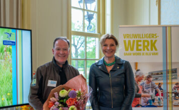 Wethouder van Heerikhuize feliciteert Landschap Noord-Holland met 90-jarig jubileum tijdens partnerbijeenkomst Vrijwilligerswerk Bloemendaal Wethouder van Heerikhuize feliciteert Frits Bekker van Landschap Noord-Holland met het 90-jarig jubileum. Fotografie: Ramon Philippo - RAP Fotografie.