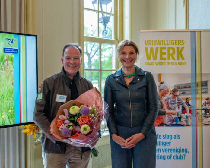 Wethouder van Heerikhuize feliciteert Frits Bekker van Landschap Noord-Holland met het 90-jarig jubileum. Fotografie: Ramon Philippo - RAP Fotografie.