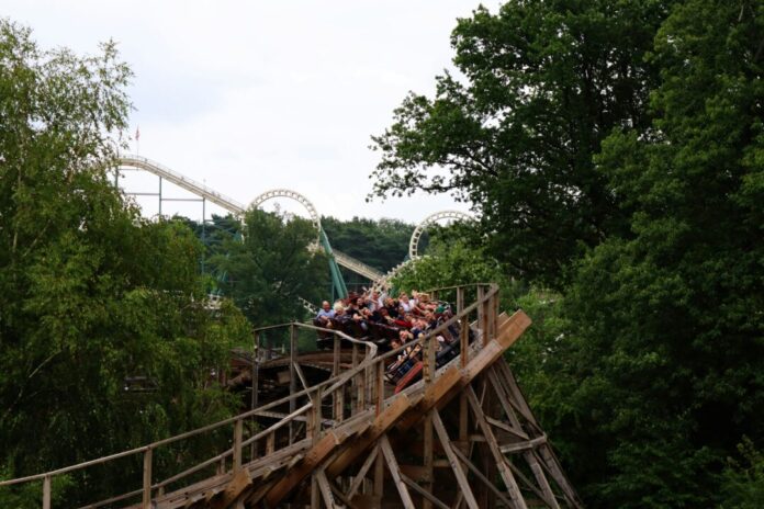 Stock pretpark achtbaan Photo by Justin R on Unsplash
