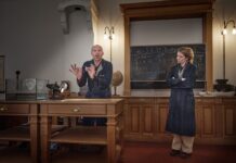 De Lorentz Formule: voor het tiende jaar vonkend theater in Teylers Museum Scènefoto uit De Lorentz Formule. Foto: Bastiaan van Musscher.