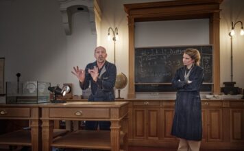 De Lorentz Formule: voor het tiende jaar vonkend theater in Teylers Museum Scènefoto uit De Lorentz Formule. Foto: Bastiaan van Musscher.