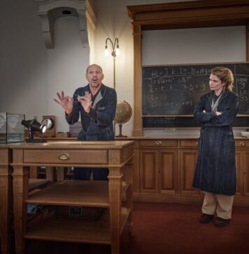 De Lorentz Formule: voor het tiende jaar vonkend theater in Teylers Museum Scènefoto uit De Lorentz Formule. Foto: Bastiaan van Musscher.