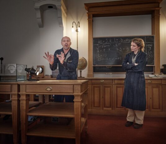 De Lorentz Formule: voor het tiende jaar vonkend theater in Teylers Museum Scènefoto uit De Lorentz Formule. Foto: Bastiaan van Musscher.