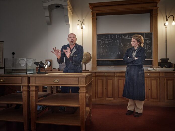 Scènefoto uit De Lorentz Formule. Foto: Bastiaan van Musscher.