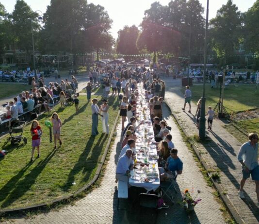 Duizend buurtgenoten samen buiten aan de maaltijd: Wijkdiner Kleverpark aan Tafel keert terug