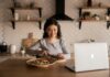 Meetings, mails en multitasken in de keuken: Ruim de helft van de thuiswerkers kookt onder werktijd