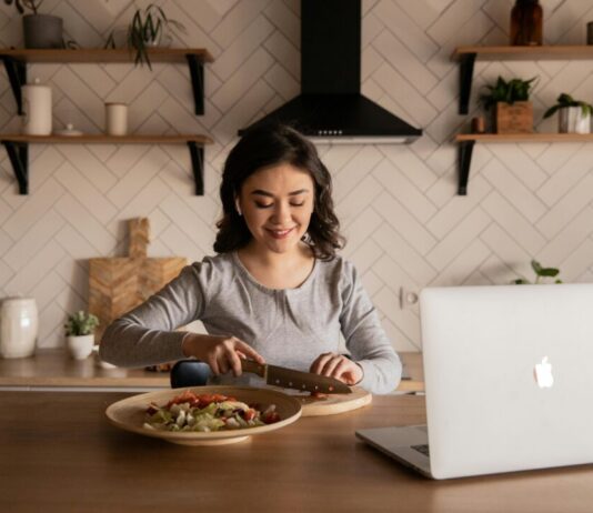 Meetings, mails en multitasken in de keuken: Ruim de helft van de thuiswerkers kookt onder werktijd