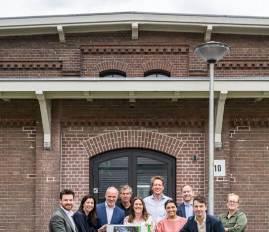 Nieuw coalitieakkoord voor Haarlem: Samen bouwen aan een sterk Haarlem Vlnr: Robbert Berkhout, Diana van Loenen, Bas van Leeuwen, Lennert Böhmer, Eva de Raadt, Steven Jonker, Meryem Çimen, Maarten Wiedemeijer, Jasper Drost, Rosan Kocken. Foto: Koen van der Lee.