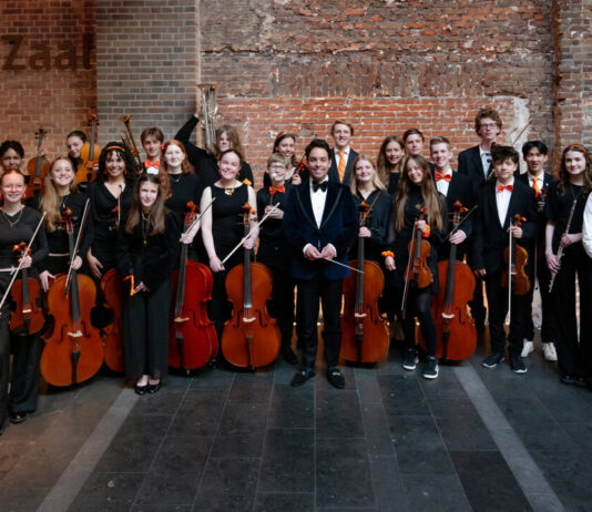 Het Kennemer Jeugd Orkest onderweg naar Finale Nationale Orkestspelen in De Doelen Groepsfoto het Kennemer Jeugd Orkest voor het Koningsconcert in PHIL Haarlem - April 2026. Fotografie: Caren Huygelen.