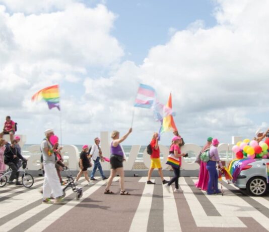 Ruth Jacott hoofdact tijdens jubileumeditie Pride at the Beach Pride at the beach. Fotografie: Emma Odijk.