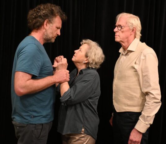 Victoriaanse spanning in Theater de Luifel Gaslight. Ingezonden foto Toneelvereniging Alberdingk Thijm.