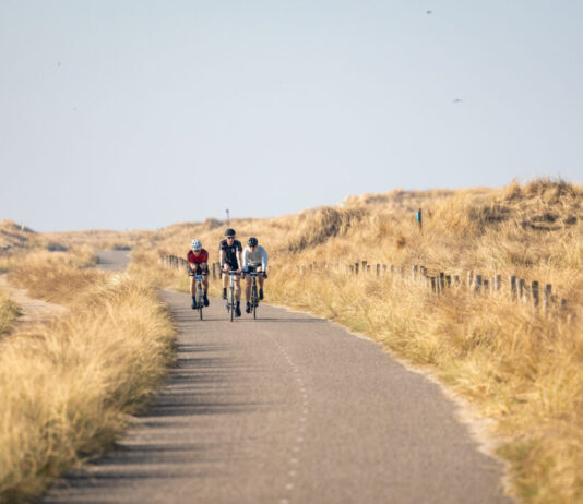 Met je fietsmaatjes door de duinen en langs de kust: schrijf je in voor de zomerse Duinentocht Le Champion - Fietsen door de duinen.