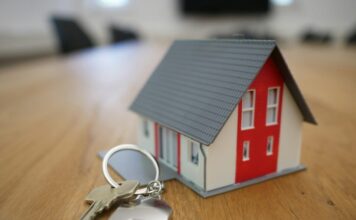 Kloof op de woningmarkt groeit: huizenkoper met modaal inkomen vist steeds vaker achter het net white and red wooden house miniature on brown table