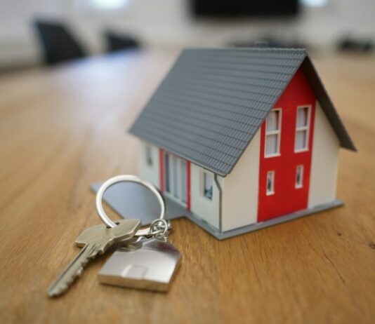 Kloof op de woningmarkt groeit: huizenkoper met modaal inkomen vist steeds vaker achter het net white and red wooden house miniature on brown table