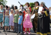Deel je mooiste jeugdherinneringen en kinderliedjes in Houtfestival-project Mama Tori Mooiste liedjes uit onze kindertijd tijdens vertelvoorstelling Mama Tori