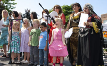 Deel je mooiste jeugdherinneringen en kinderliedjes in Houtfestival-project Mama Tori Mooiste liedjes uit onze kindertijd tijdens vertelvoorstelling Mama Tori