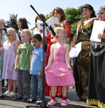 Deel je mooiste jeugdherinneringen en kinderliedjes in Houtfestival-project Mama Tori Mooiste liedjes uit onze kindertijd tijdens vertelvoorstelling Mama Tori