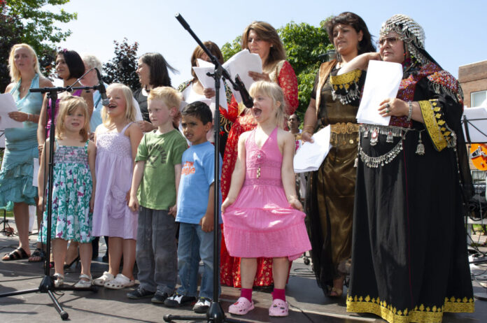 Mooiste liedjes uit onze kindertijd tijdens vertelvoorstelling Mama Tori Mooiste liedjes uit onze kindertijd tijdens vertelvoorstelling Mama Tori
