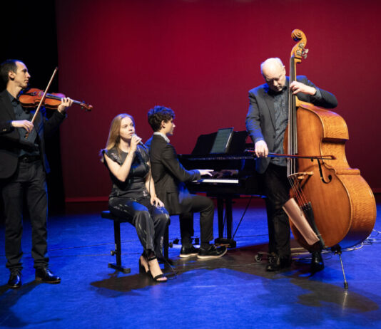 Muziektheatergroep Revolve brengt bijzondere mix van verhalen en muziek naar Verhalenhuis Haarlem Revolve.