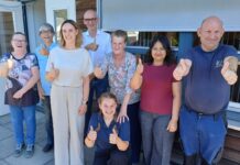 FNV-vicevoorzitter Nine Kooiman bezoekt Spaarne Werkt in Cruquius Nine Kooiman (derde van links) en Spaarne Werkt directeur Jeroen Coops (achter) temidden van zes medewerkers.