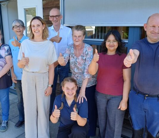 FNV-vicevoorzitter Nine Kooiman bezoekt Spaarne Werkt in Cruquius Nine Kooiman (derde van links) en Spaarne Werkt directeur Jeroen Coops (achter) temidden van zes medewerkers.