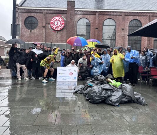 Bedrijfsleven maakt onze regio flink schoner tijdens Kennemer Cleanup Day De deelnemers van de Kennemer Cleanup Day met hun verzamelde afval.