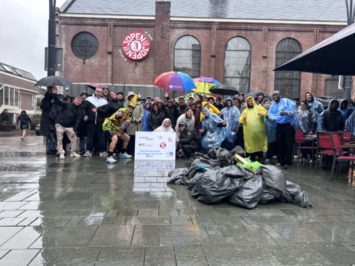 De deelnemers van de Kennemer Cleanup Day met hun verzamelde afval.