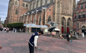 Sla een balletje tussen de boeken en fietsen tijdens het eerste Stadsgolftoernooi in Haarlem Ingezonden foto JCI.