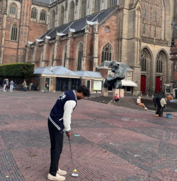 Sla een balletje tussen de boeken en fietsen tijdens het eerste Stadsgolftoernooi in Haarlem Ingezonden foto JCI.