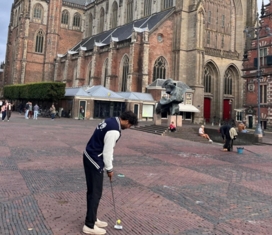 Sla een balletje tussen de boeken en fietsen tijdens het eerste Stadsgolftoernooi in Haarlem Ingezonden foto JCI.