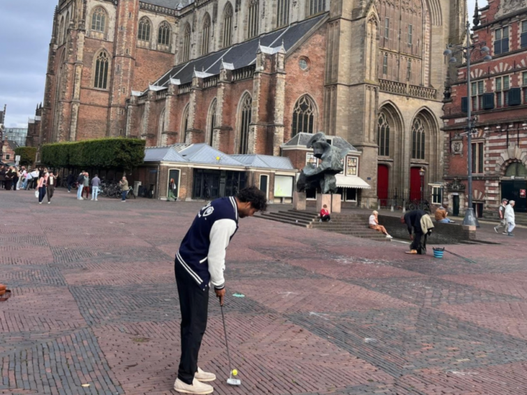 Sla een balletje tussen de boeken en fietsen tijdens het eerste Stadsgolftoernooi in Haarlem