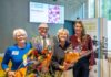 Bijzondere ‘Hartverwarmers’ geëerd tijdens bijeenkomst over vrijwilligerswerk in Bloemendaal Wethouder Tine van Heerikhuize (rechts) met de drie Bloemendaalse Hartverwarmers vlnr. Willemien Lust, Hans Wensveen en Marlene Herkemij tijdens de Partnerbijeenkomst van Vrijwilligerswerk Bloemendaal. Fotografie: Ramon Philippo, RAP Fotografie.