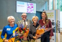 Bijzondere ‘Hartverwarmers’ geëerd tijdens bijeenkomst over vrijwilligerswerk in Bloemendaal Wethouder Tine van Heerikhuize (rechts) met de drie Bloemendaalse Hartverwarmers vlnr. Willemien Lust, Hans Wensveen en Marlene Herkemij tijdens de Partnerbijeenkomst van Vrijwilligerswerk Bloemendaal. Fotografie: Ramon Philippo, RAP Fotografie.