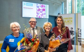 Bijzondere ‘Hartverwarmers’ geëerd tijdens bijeenkomst over vrijwilligerswerk in Bloemendaal Wethouder Tine van Heerikhuize (rechts) met de drie Bloemendaalse Hartverwarmers vlnr. Willemien Lust, Hans Wensveen en Marlene Herkemij tijdens de Partnerbijeenkomst van Vrijwilligerswerk Bloemendaal. Fotografie: Ramon Philippo, RAP Fotografie.