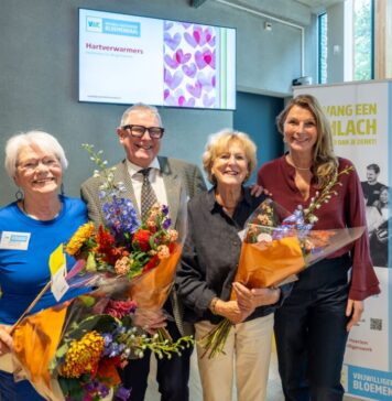 Bijzondere ‘Hartverwarmers’ geëerd tijdens bijeenkomst over vrijwilligerswerk in Bloemendaal Wethouder Tine van Heerikhuize (rechts) met de drie Bloemendaalse Hartverwarmers vlnr. Willemien Lust, Hans Wensveen en Marlene Herkemij tijdens de Partnerbijeenkomst van Vrijwilligerswerk Bloemendaal. Fotografie: Ramon Philippo, RAP Fotografie.