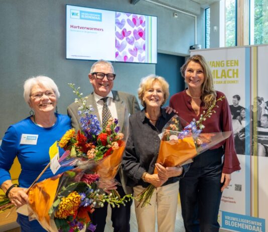 Bijzondere ‘Hartverwarmers’ geëerd tijdens bijeenkomst over vrijwilligerswerk in Bloemendaal Wethouder Tine van Heerikhuize (rechts) met de drie Bloemendaalse Hartverwarmers vlnr. Willemien Lust, Hans Wensveen en Marlene Herkemij tijdens de Partnerbijeenkomst van Vrijwilligerswerk Bloemendaal. Fotografie: Ramon Philippo, RAP Fotografie.