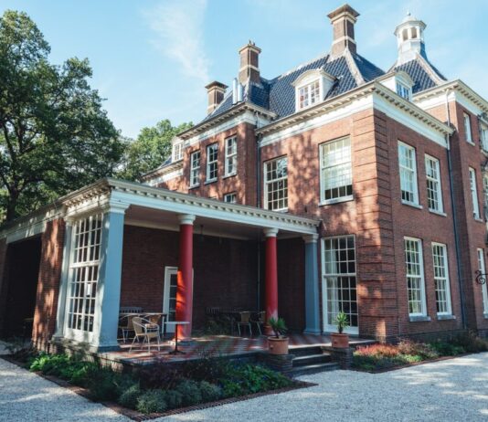 Neem een exclusief kijkje in het monumentale Huis Leyduin Tuin Huis Leyduin - Het terras. Fotografie: David Stegenga.