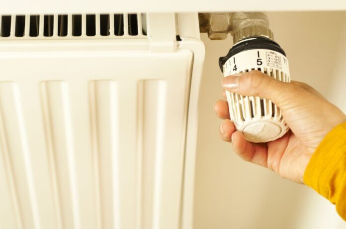 Stock radiatorknop met hand energie cv verwarming Photo by BOOM 💥 Photography on Pexels