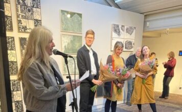 Haarlemse kunstprijs toegekend: Hagar Schuringa wint Vishal-Zumbrinkprijs uitreiking De Vishal-Zumbrinkprijs v.l.n.r. Artistiek coördinator Renée Borgonjen en de kandidaten: Joakim Derlow, Hagar Schuringa (winnaar) en Sanne Kabalt