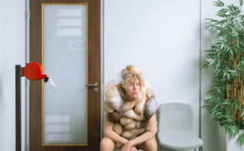 Droogkomische solovoorstelling Buikzwam over endometriose te zien in de Schuur Buikzwam. Ingezonden afbeelding ViaRudolphi.