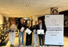Geen bergen karton meer bij het oud papier: Haarlem start met statiegeld op herbruikbare verzenddozen Van links naar rechts, Christiana van Lammeren (Gemeente Haarlem), Jens Riks (BOXO), Nova Jongmans (BOXO), Maarten Visker (Viskercycles, inleverpunt), Robbert Berkhout (Wethouder, Gemeente Haarlem)