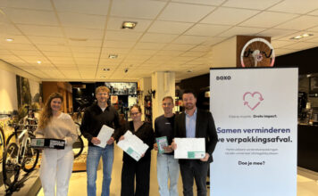 Geen bergen karton meer bij het oud papier: Haarlem start met statiegeld op herbruikbare verzenddozen Van links naar rechts, Christiana van Lammeren (Gemeente Haarlem), Jens Riks (BOXO), Nova Jongmans (BOXO), Maarten Visker (Viskercycles, inleverpunt), Robbert Berkhout (Wethouder, Gemeente Haarlem)
