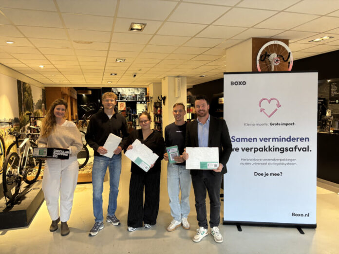 Van links naar rechts, Christiana van Lammeren (Gemeente Haarlem), Jens Riks (BOXO), Nova Jongmans (BOXO), Maarten Visker (Viskercycles, inleverpunt), Robbert Berkhout (Wethouder, Gemeente Haarlem) Van links naar rechts, Christiana van Lammeren (Gemeente Haarlem), Jens Riks (BOXO), Nova Jongmans (BOXO), Maarten Visker (Viskercycles, inleverpunt), Robbert Berkhout (Wethouder, Gemeente Haarlem)
