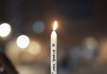 Allerzielen in de Dorpskerk Bloemendaal: herdenken met stilte, muziek en licht 'ik brand voor jou'-kaars (van kunstenaar Sarah van Sonsbeeck)