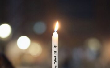 Allerzielen in de Dorpskerk Bloemendaal: herdenken met stilte, muziek en licht 'ik brand voor jou'-kaars (van kunstenaar Sarah van Sonsbeeck)